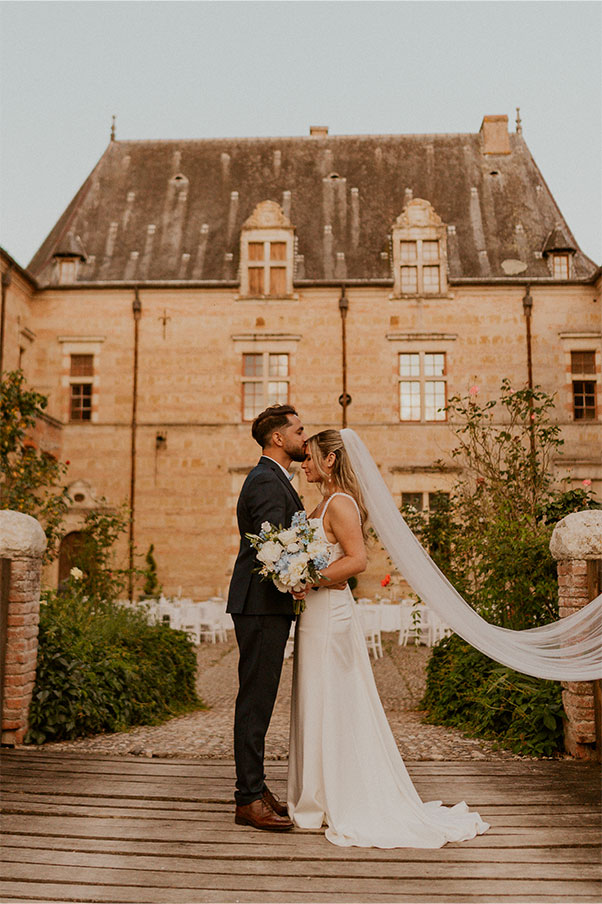 bisous des mariés devant château